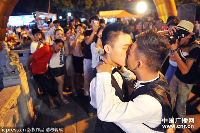 Đó là cặp đôi đồng tính nam công khai giới tính thật của mình, Lục Chung 24 tuổi và Lưu Vạn Cường 20 tuổi. Nhiều người đến xem có người chúc mừng hạnh phúc đôi trẻ nhưng cũng có không ít người tỏ ý miệt thị và nói những lời thiếu tôn trọng những người đồng giới.